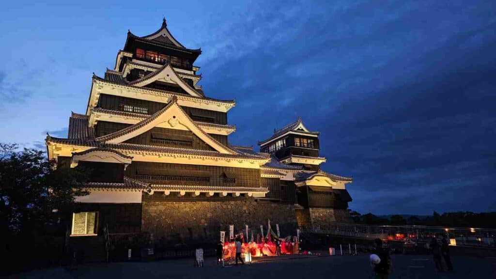 ความสวยงาม กลางคืน ปราสาทคุมาโมโตะ Kumamoto Castle